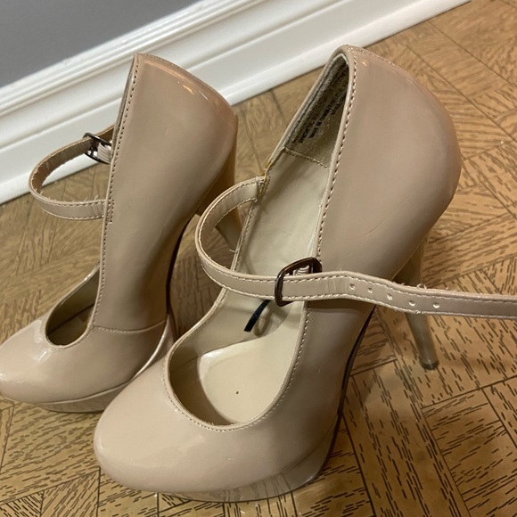 BEAUTIFUL HIGH HEEL SHOES FOR SALE - Picture 3 of 5